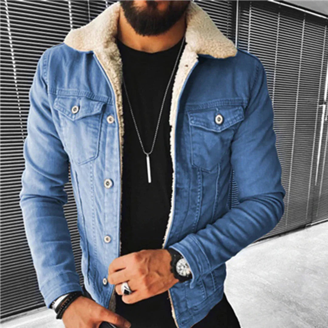 Lyseblå denimjakke med teddykrave, knapper foran og brystlommer