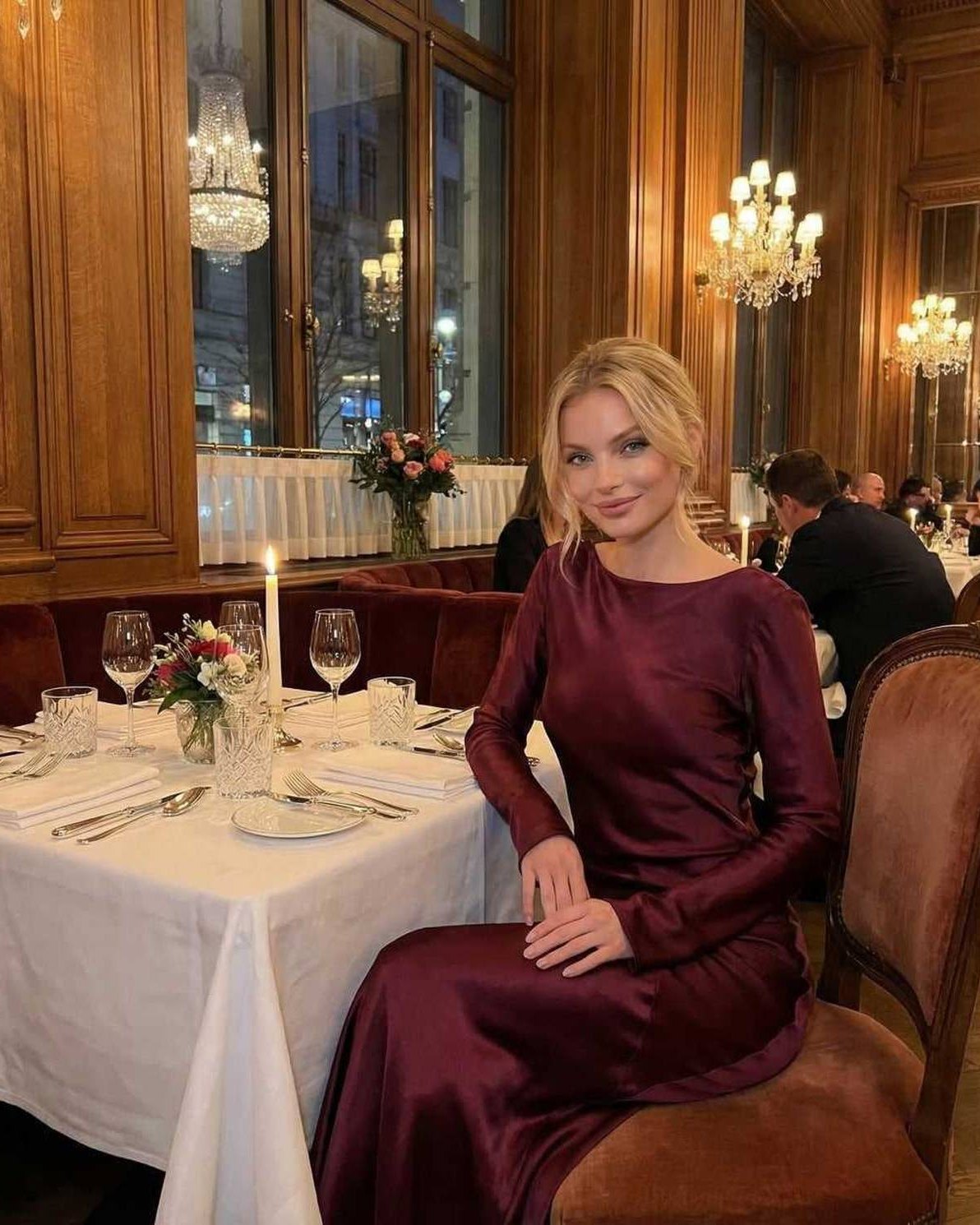Vesper Maxi Kjole | Satin, Slank Pasform, Lange Ærmer, Dyb Bordeaux 7