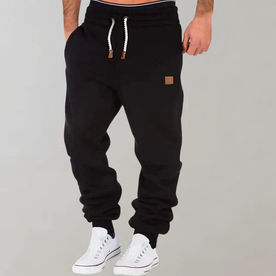Sorte joggingbukser med snørelinning og ribbede ankler.