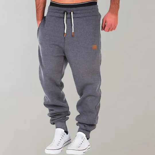 Mørkegrå joggingbukser med snørelinning og ribbede ankler.