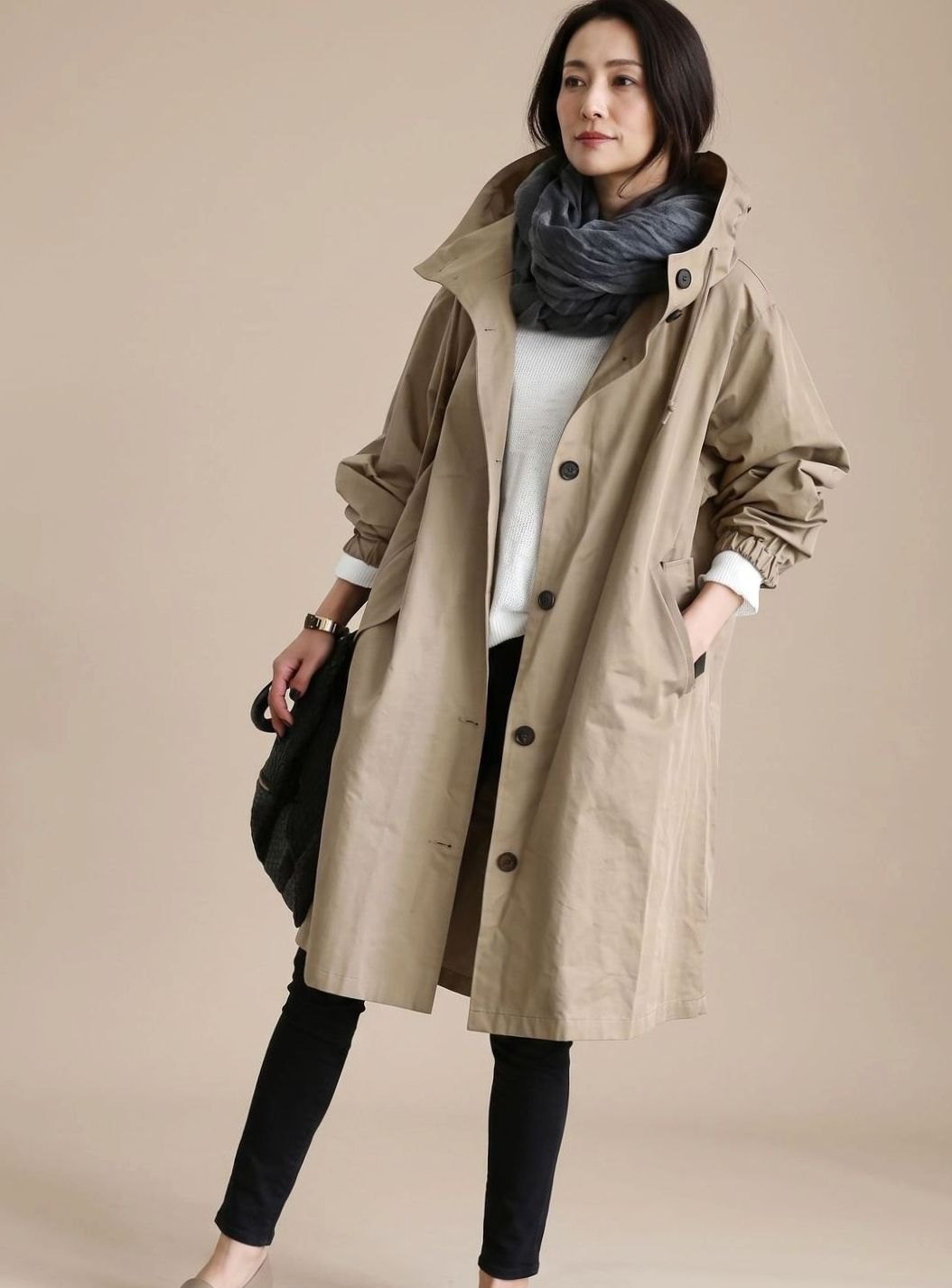 Oversized parkafrakke i beige med hætte og knaplukning, knapper foran