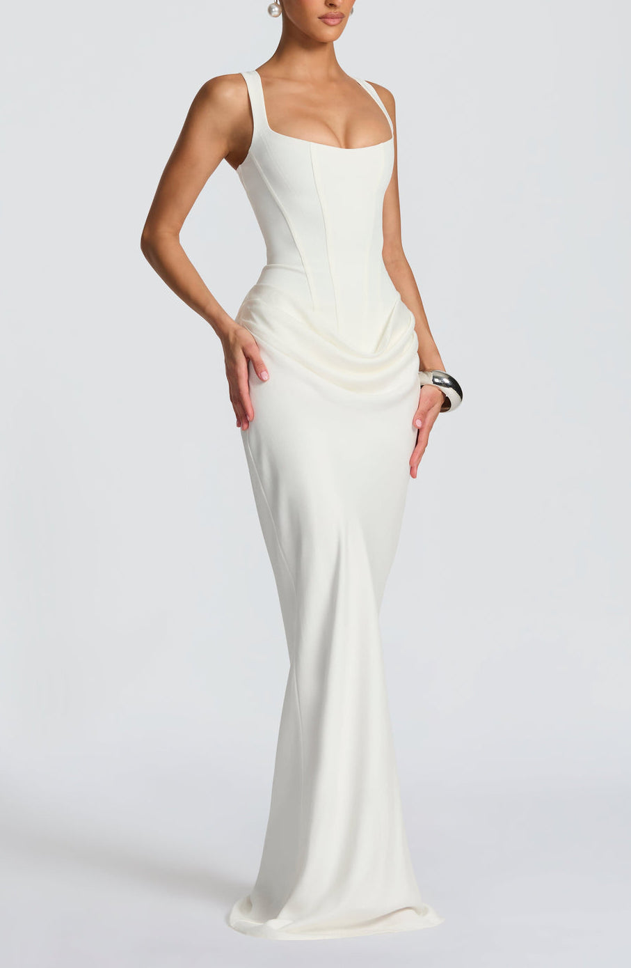 Bella Bodycon Midi Dress | Ærmeløs, Firkantet Halsudskæring 10