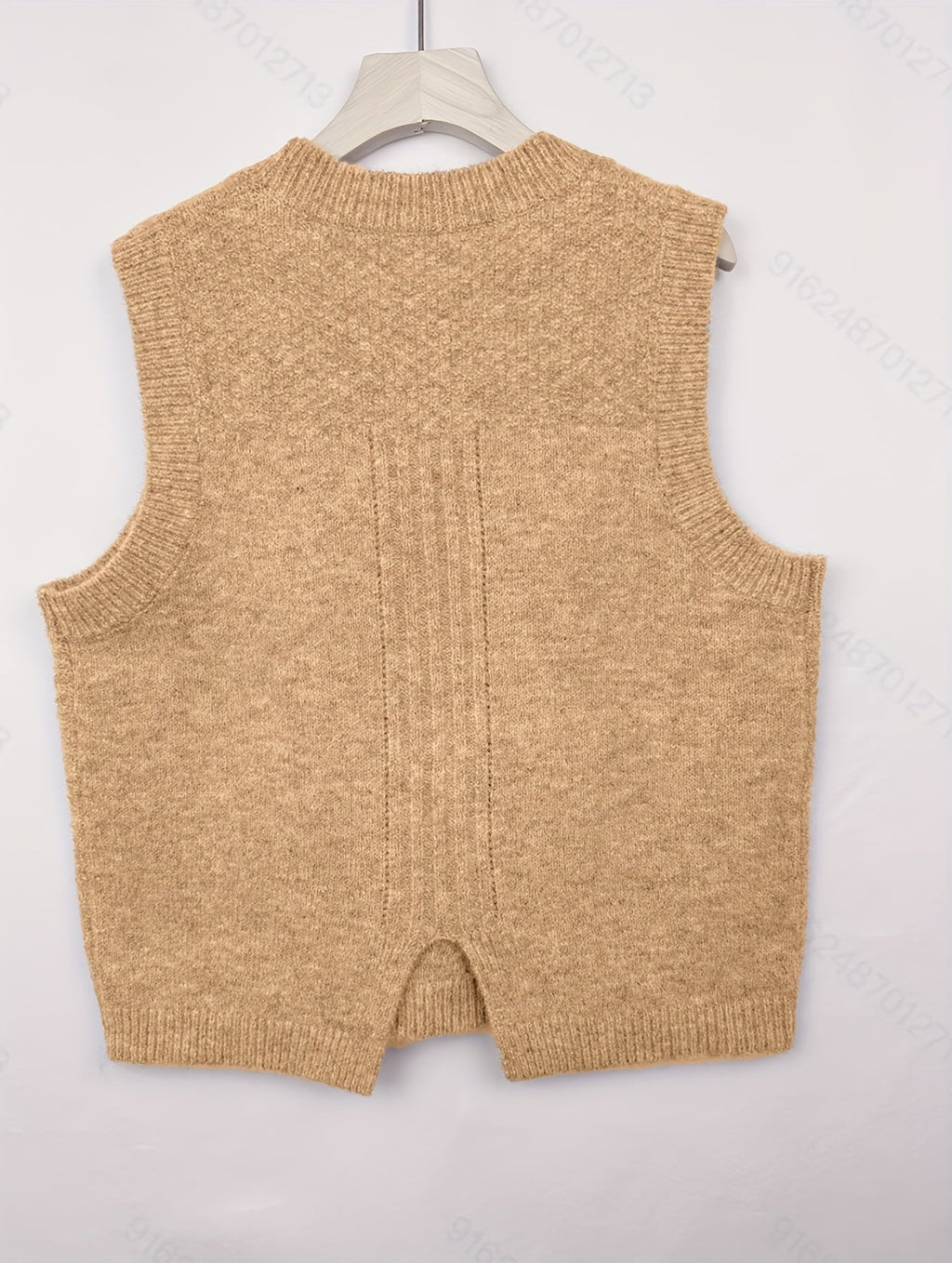 Kabelstrikket sweatervest i camel set forfra med rund hals og ribkanter