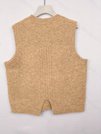 Kabelstrikket sweatervest i camel set forfra med rund hals og ribkanter