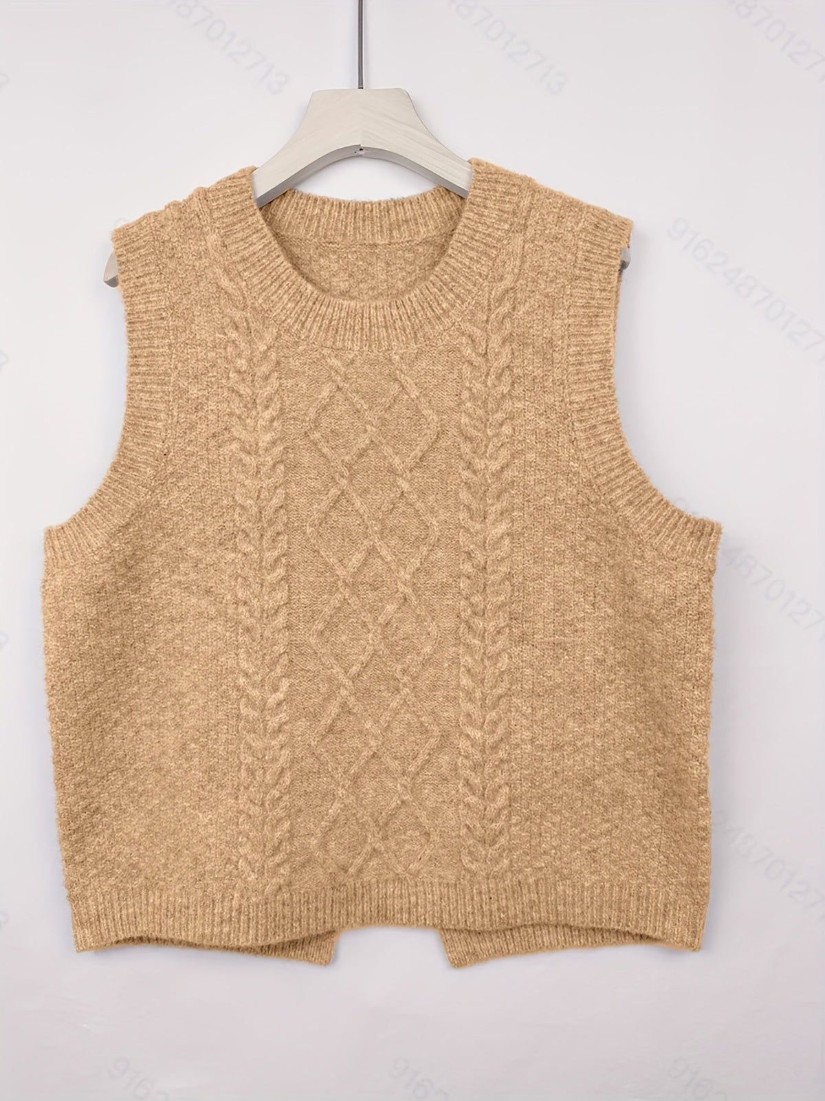 Kabelstrikket sweatervest i camel med rundt halsudskæring og diamantkabelmønster