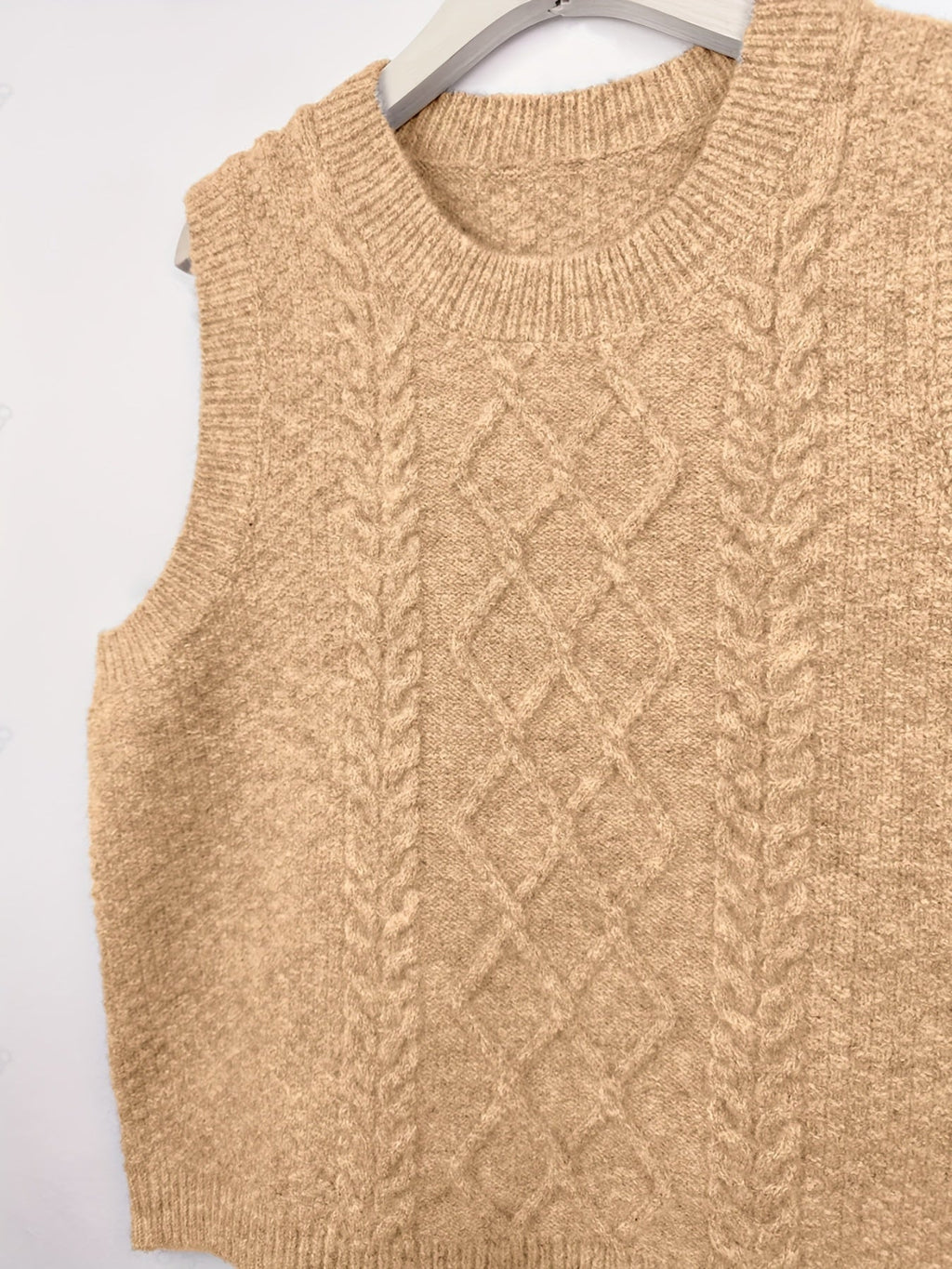 Kabelstrikket sweatervest i camel med rundt halsudskæring og detaljeret diamantkabel foran