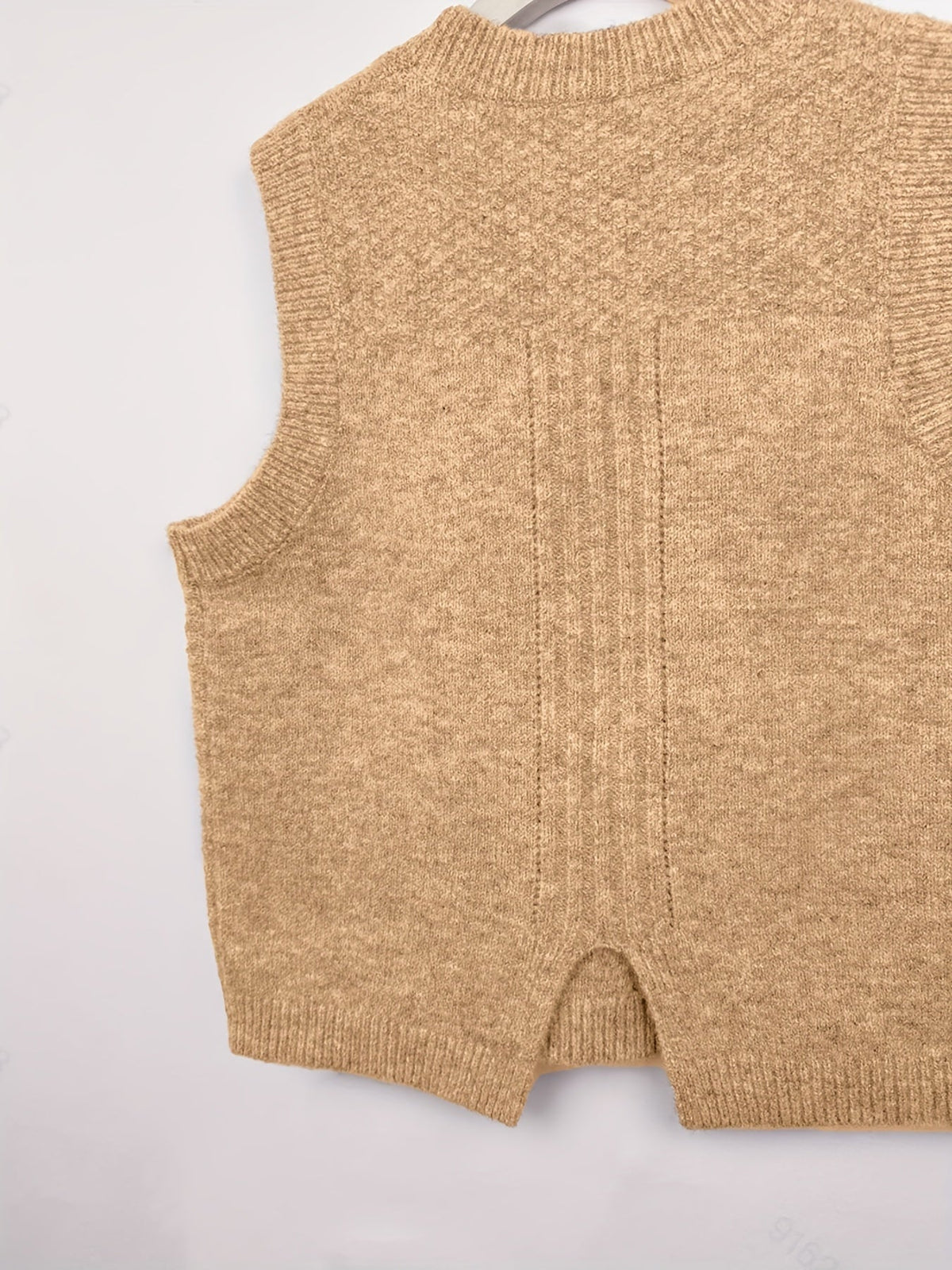Kabelstrikket sweatervest i camel med V-formet åbning forneden og lodrette stik foran