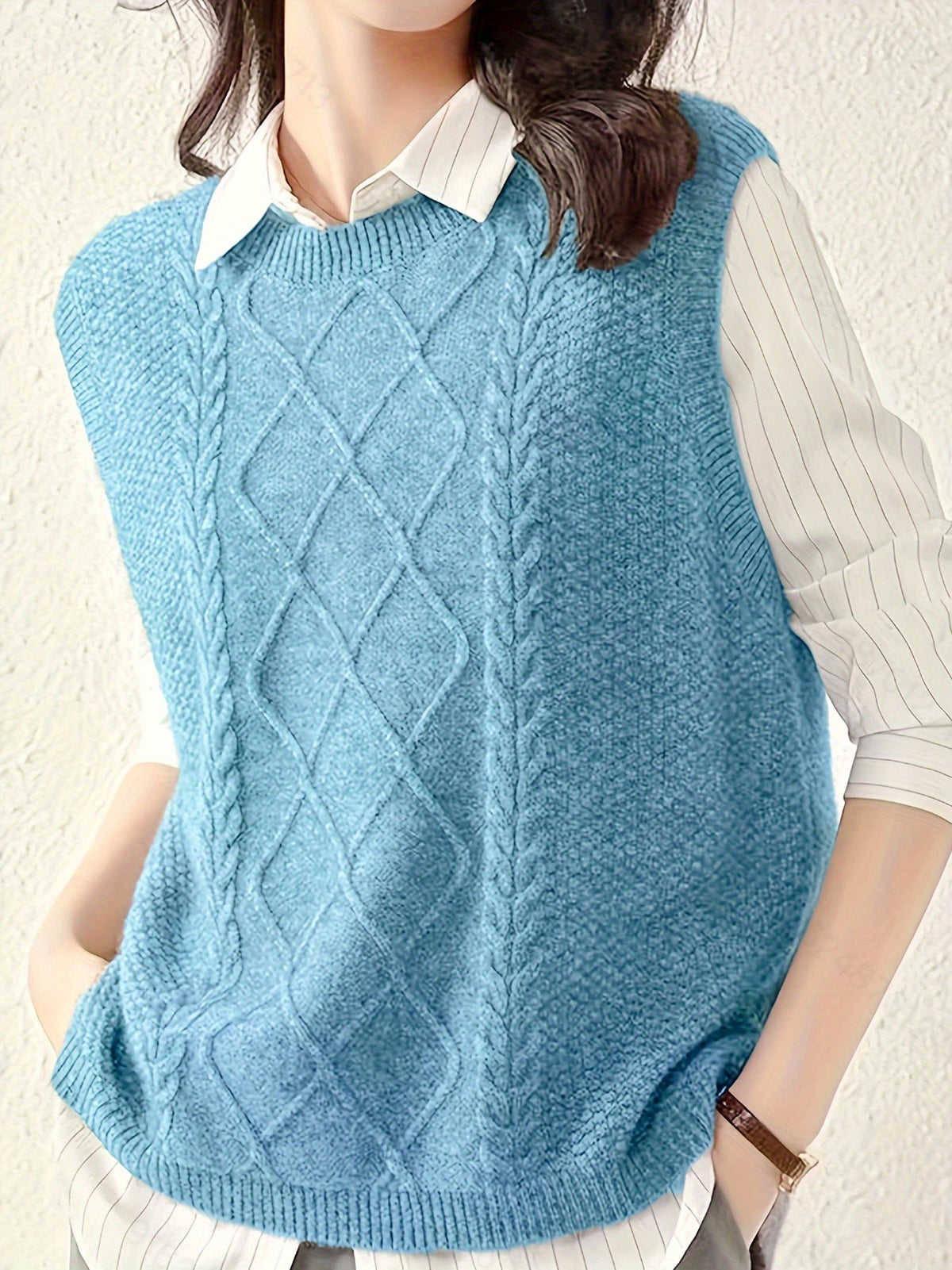 Kabelstrikket sweatervest i himmelblå med rundt hals og diamantkabelmønster hele vejen
