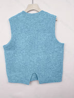 Kabelstrikket sweatervest i himmelblå set bagfra med rund hals og ribkanter