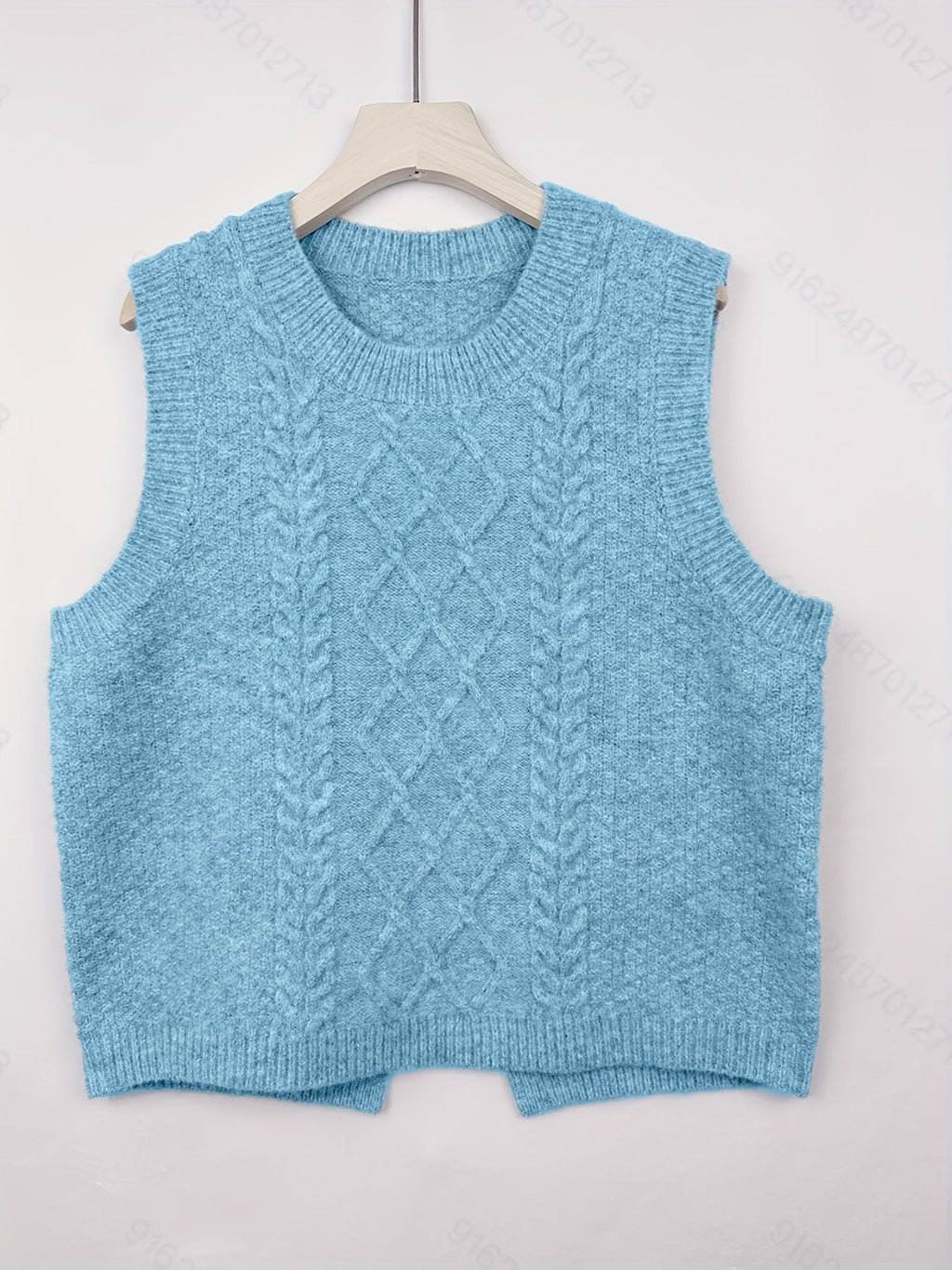 Kabelstrikket sweatervest i himmelblå med rund hals og kabelmønster i diamantfelter