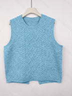 Kabelstrikket sweatervest i himmelblå med rund hals og kabelmønster i diamantfelter
