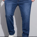Blå hverdagsjeans med lige ben, set forfra med knaplukning og synlige stikninger