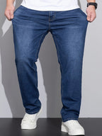 Blå jeans med lige ben, forfra med lynlås og skrå forlommer