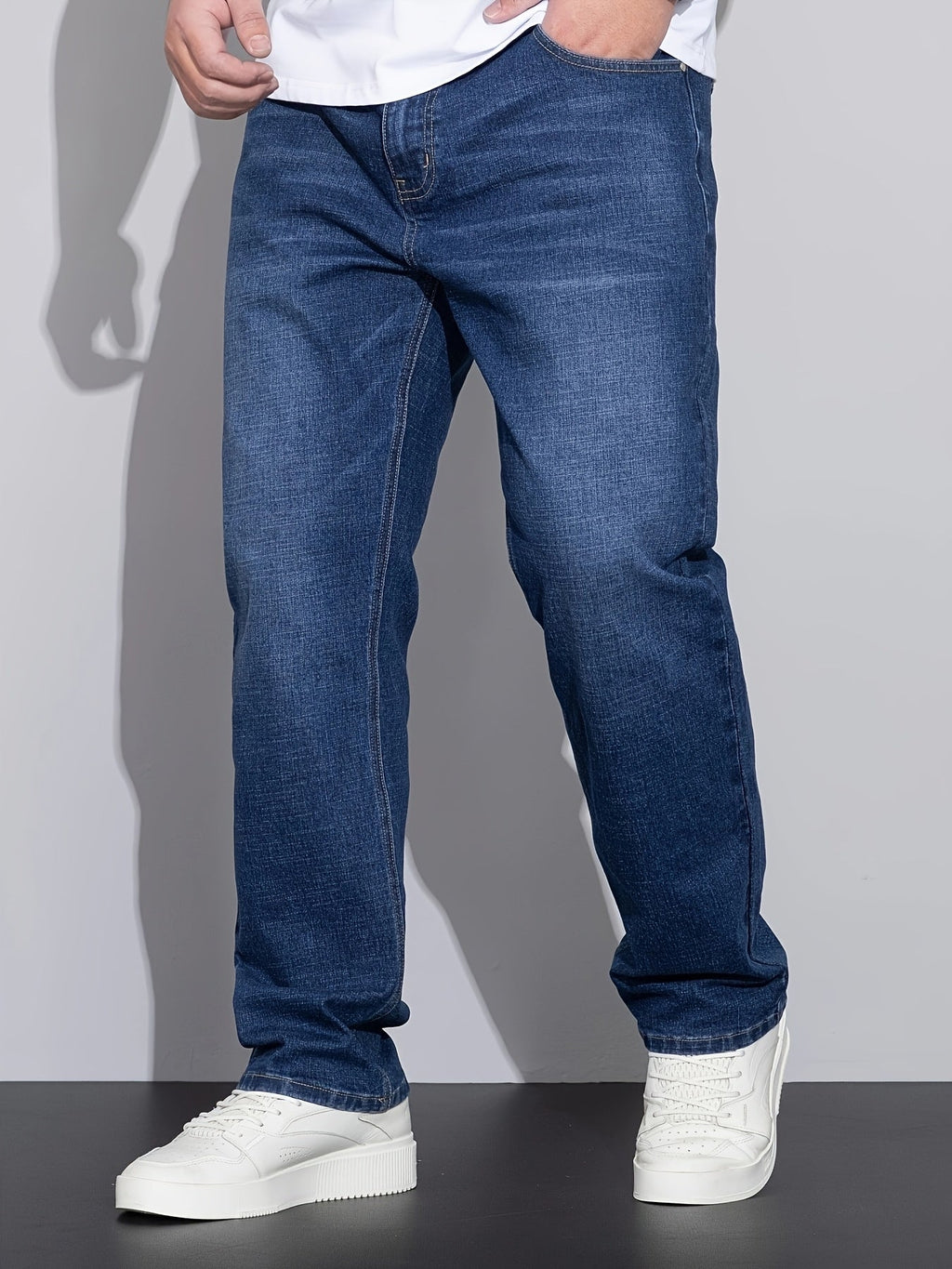 Blå hverdagsjeans med lige ben, sidevisning med lige søm og knaplukning