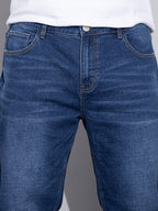 Blå jeans med lige ben, tæt på front med forlommer og dobbelte stikninger
