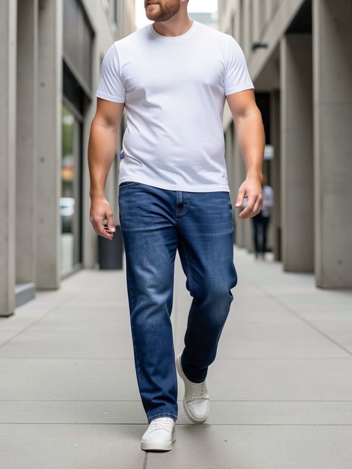 Blå jeans med lige ben på mand, helfigur med hvide sneakers