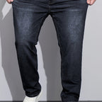 Sorte hverdagsjeans med lige ben, set forfra med knaplukning og stikninger