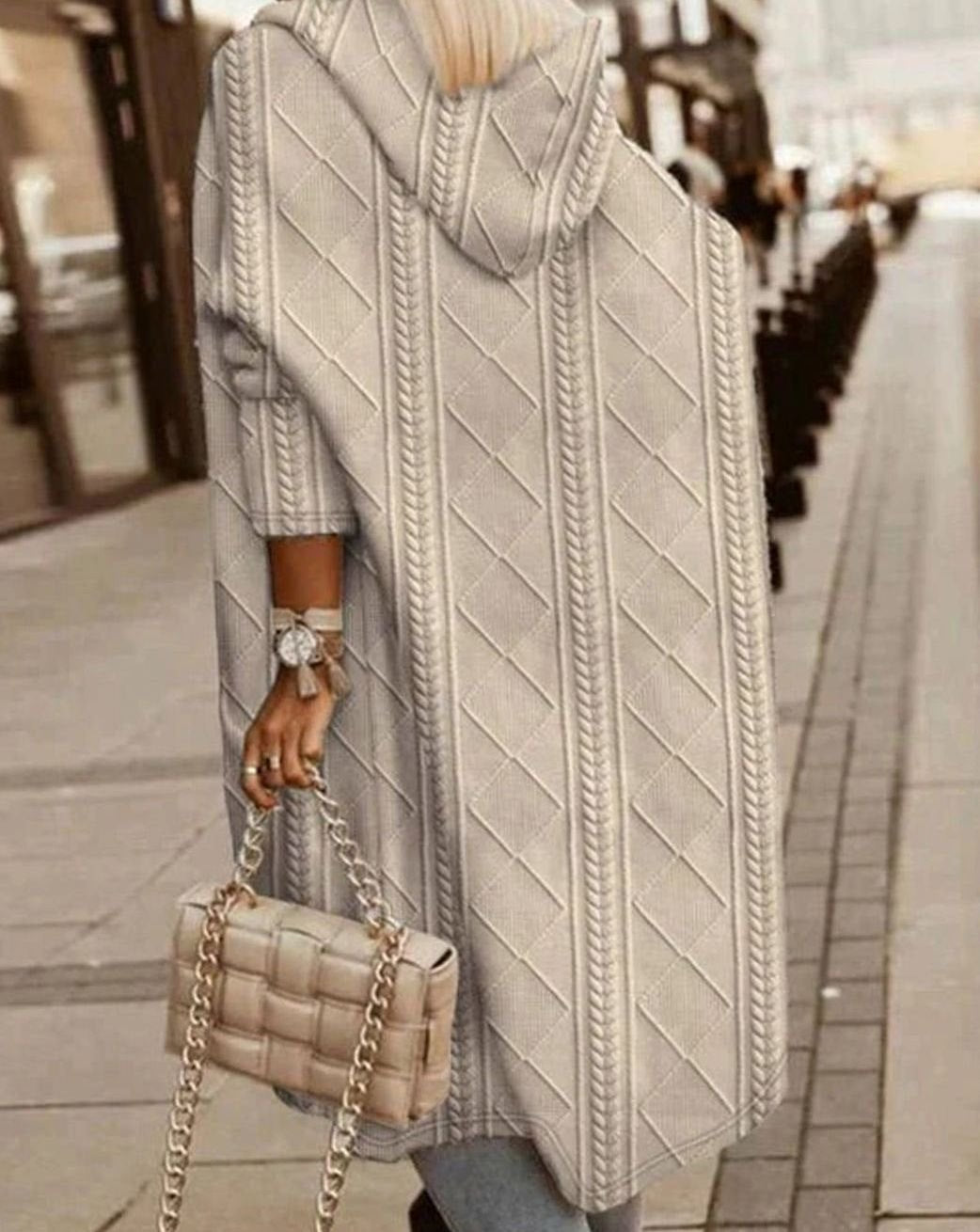 Beige hættecardigan med kabelmønster og rummelig hætte