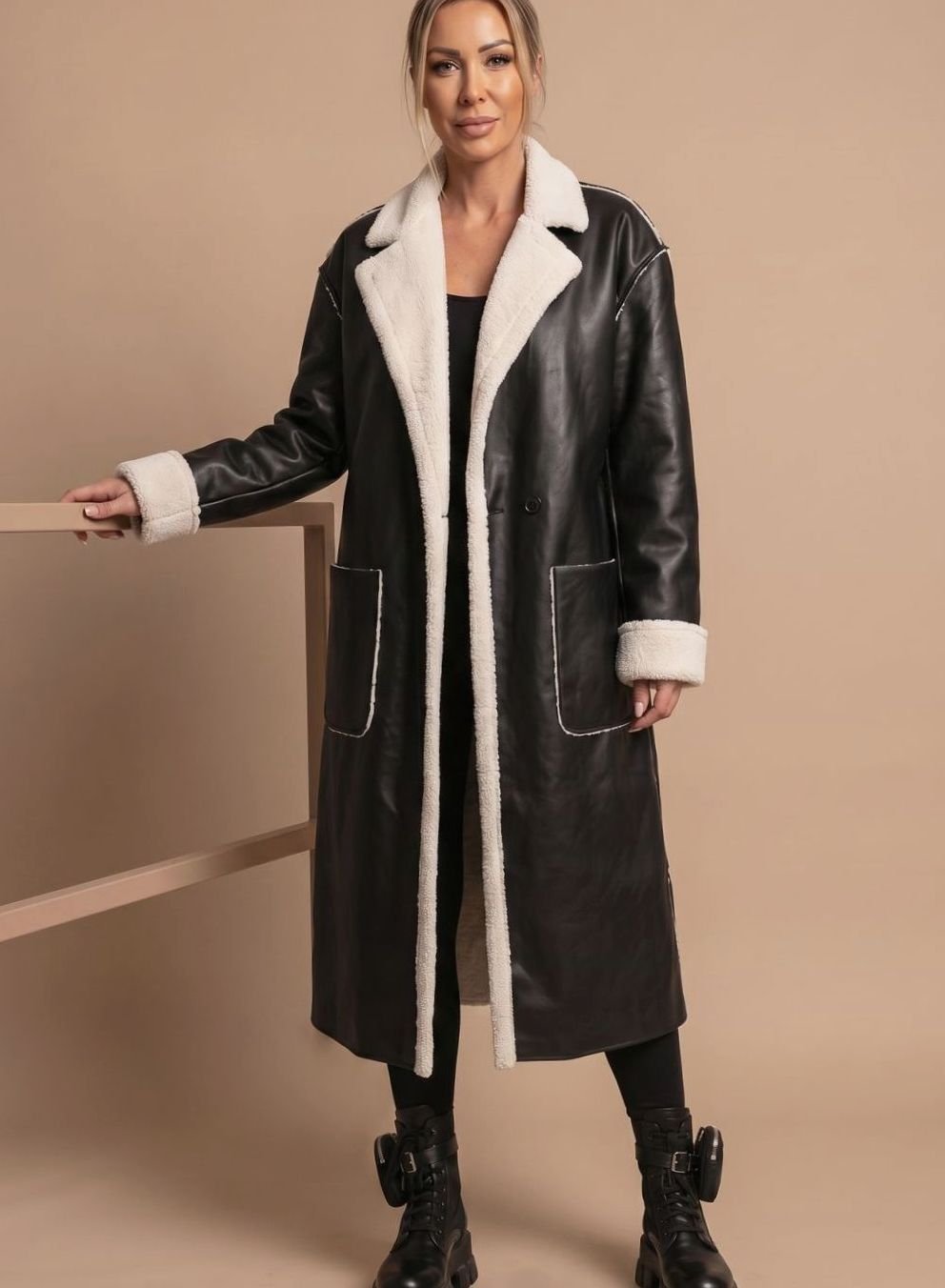 Lang oversized frakke i sort med teddyfor og brede lommer