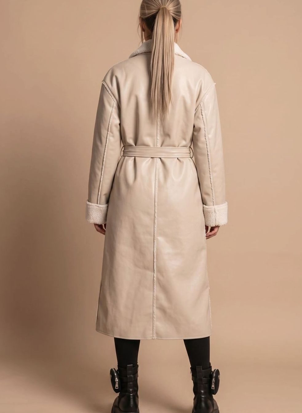 Beige lang oversized frakke med bindebælte og teddyfor, set bagfra