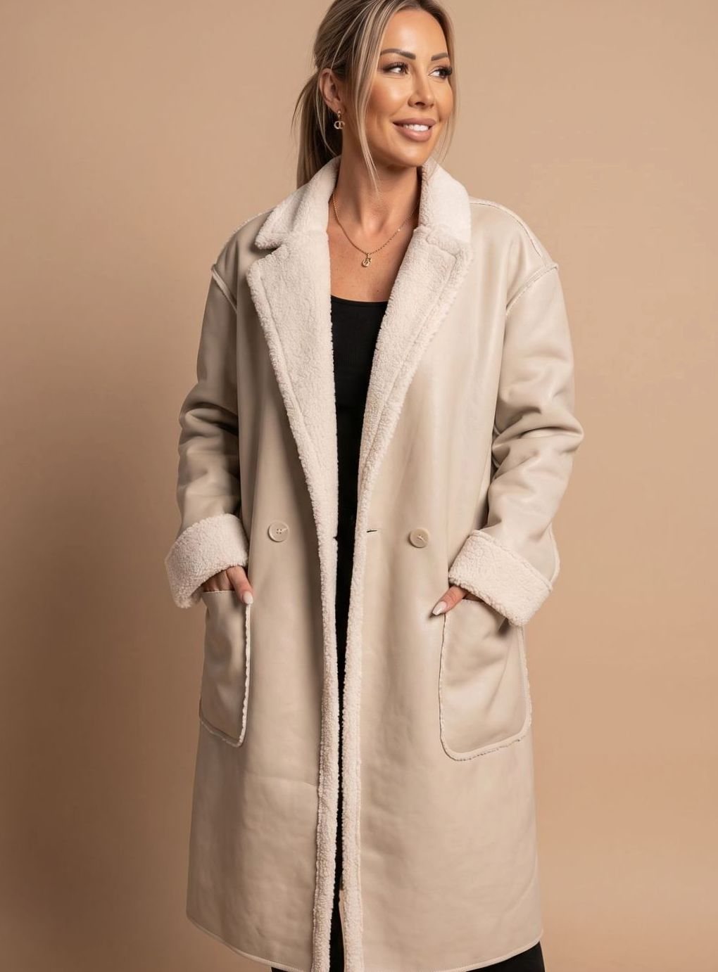 Lang oversized frakke i lys beige med teddyfor og store lommer
