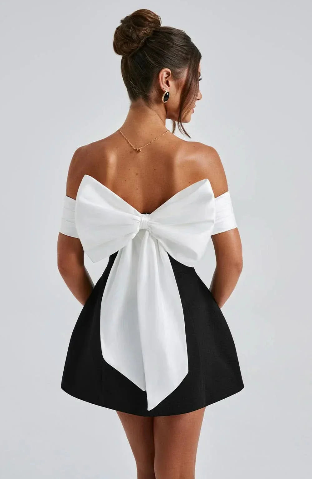 Dalia Cocktailkjole | Off-Shoulder, Tofarvet Sløjfe Detalje 1