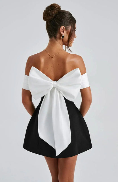 Dalia Cocktailkjole | Off-Shoulder, Tofarvet Sløjfe Detalje 1