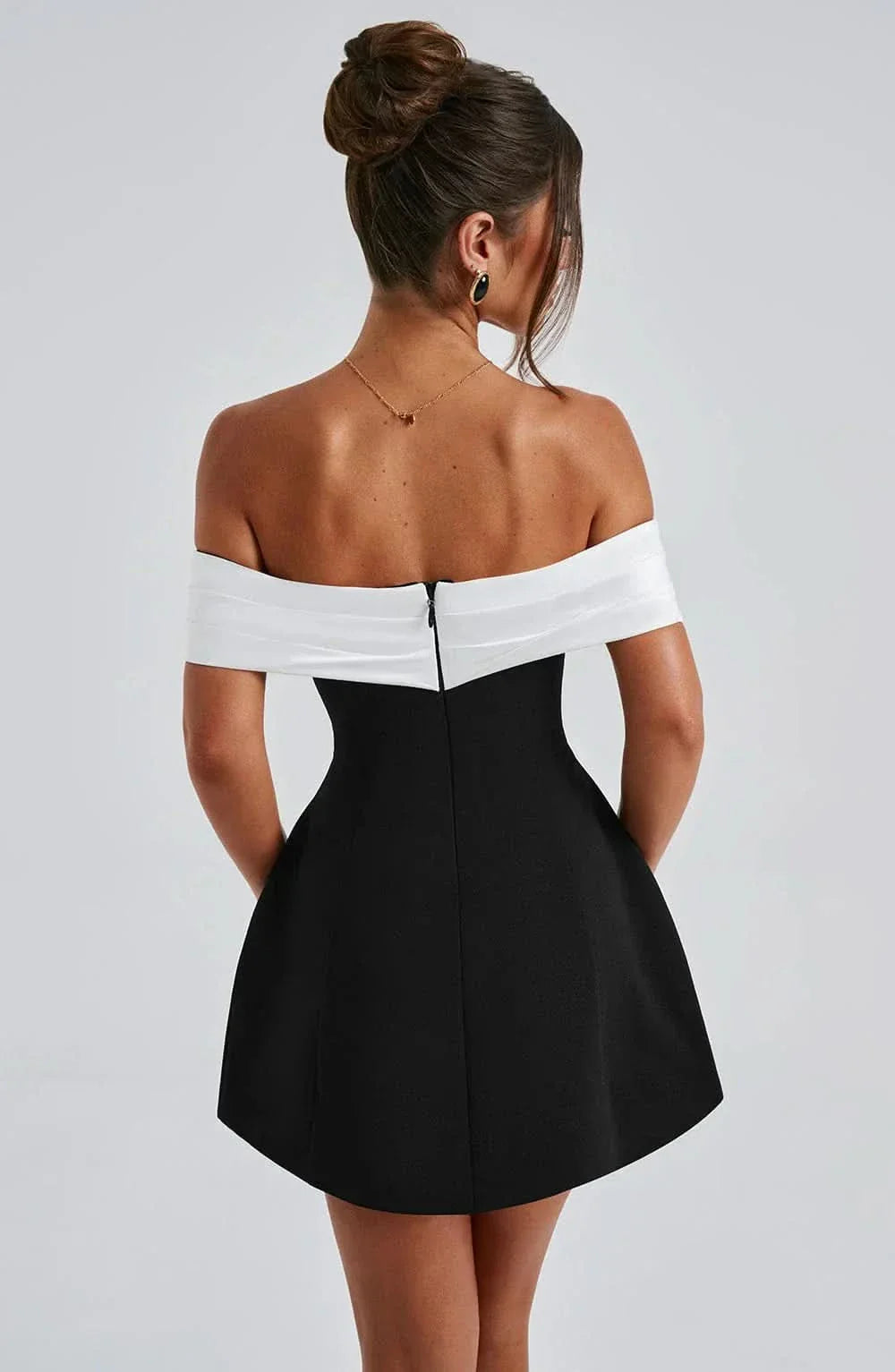 Dalia Cocktailkjole | Off-Shoulder, Tofarvet Sløjfe Detalje 2
