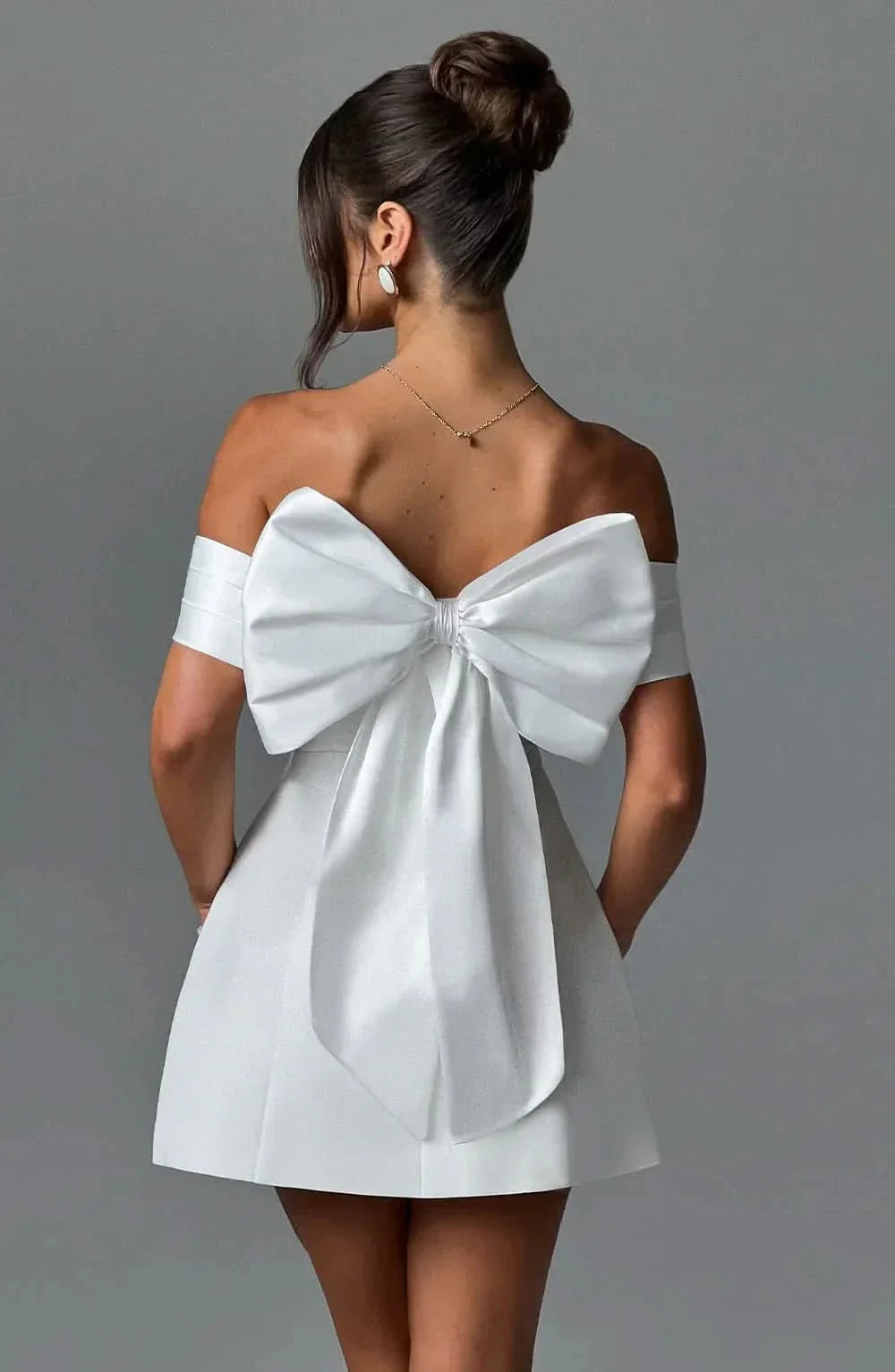 Dalia Cocktailkjole | Off-Shoulder, Tofarvet Sløjfe Detalje 4