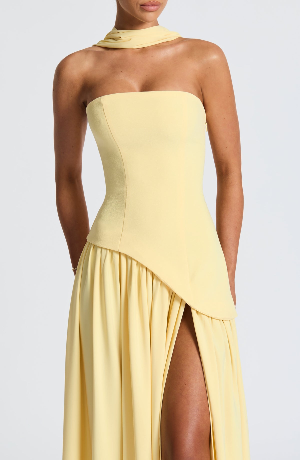 Dalia Maxikjole | Stropløs med Bandeau Top og Asymmetrisk Slids 4
