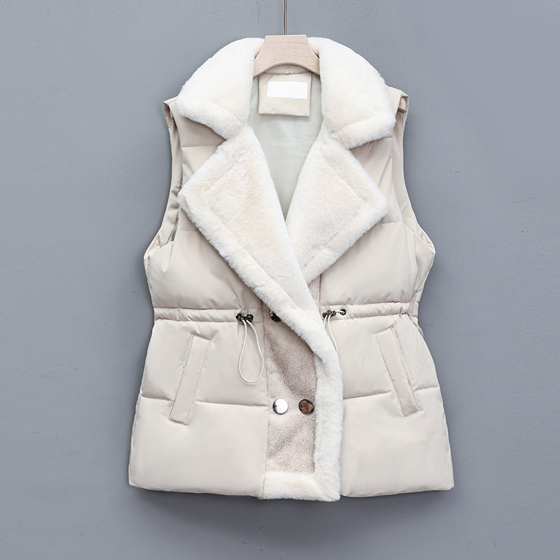 Quiltet vest i off-white med v-formet åbning, trykknapper, pelskrave og snorelommer