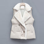 Quiltet vest i off-white med v-formet åbning, trykknapper, pelskrave og snorelommer