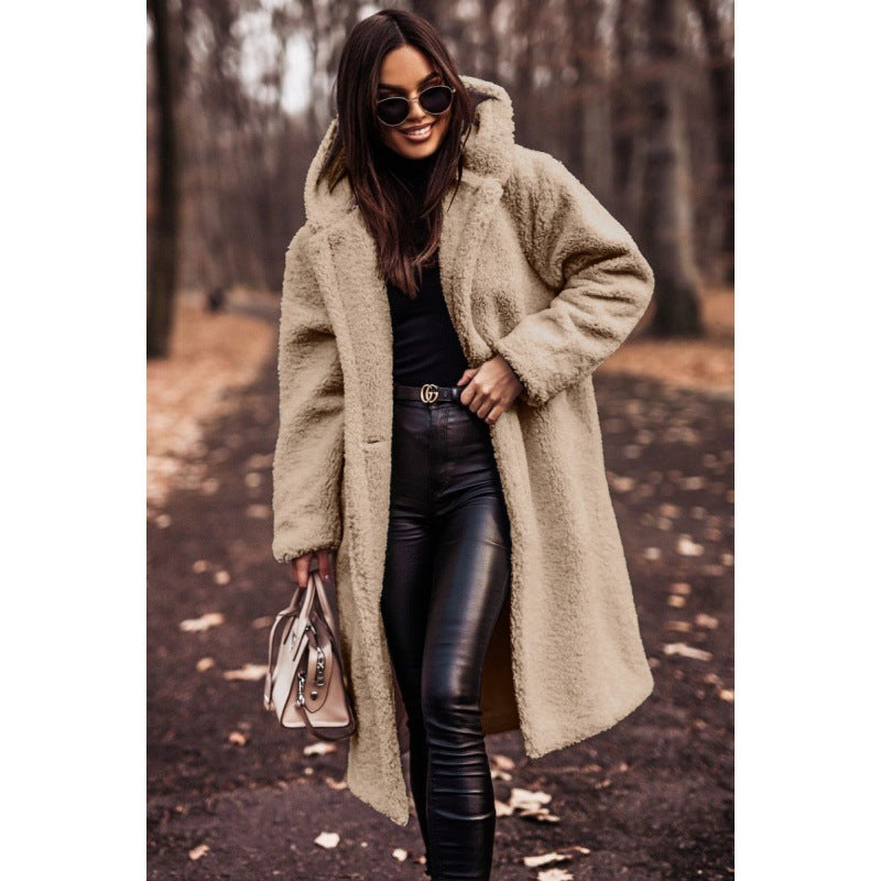 Lang frakke med hætte og to lommer foran i beige teddylook