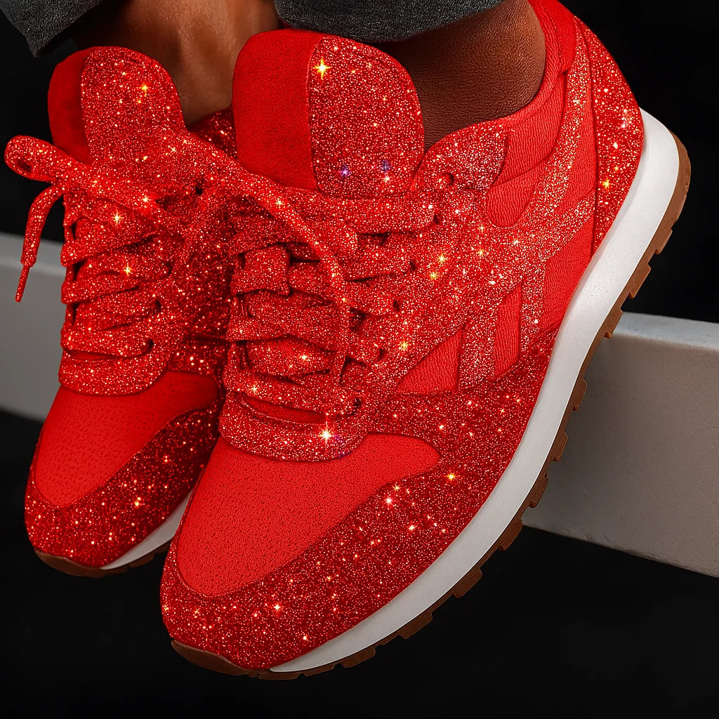 Rød glittersneaker med snørebånd og tandet gummisål