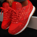 Rød glittersneaker med snørebånd og tandet gummisål