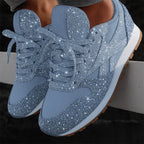 Lyseblå glittersneakers med snørebånd og tandet gummisål