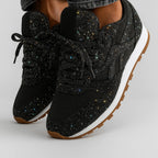 Sorte glittersneakers med snørebånd og tandet gummisål, glitrende overdel
