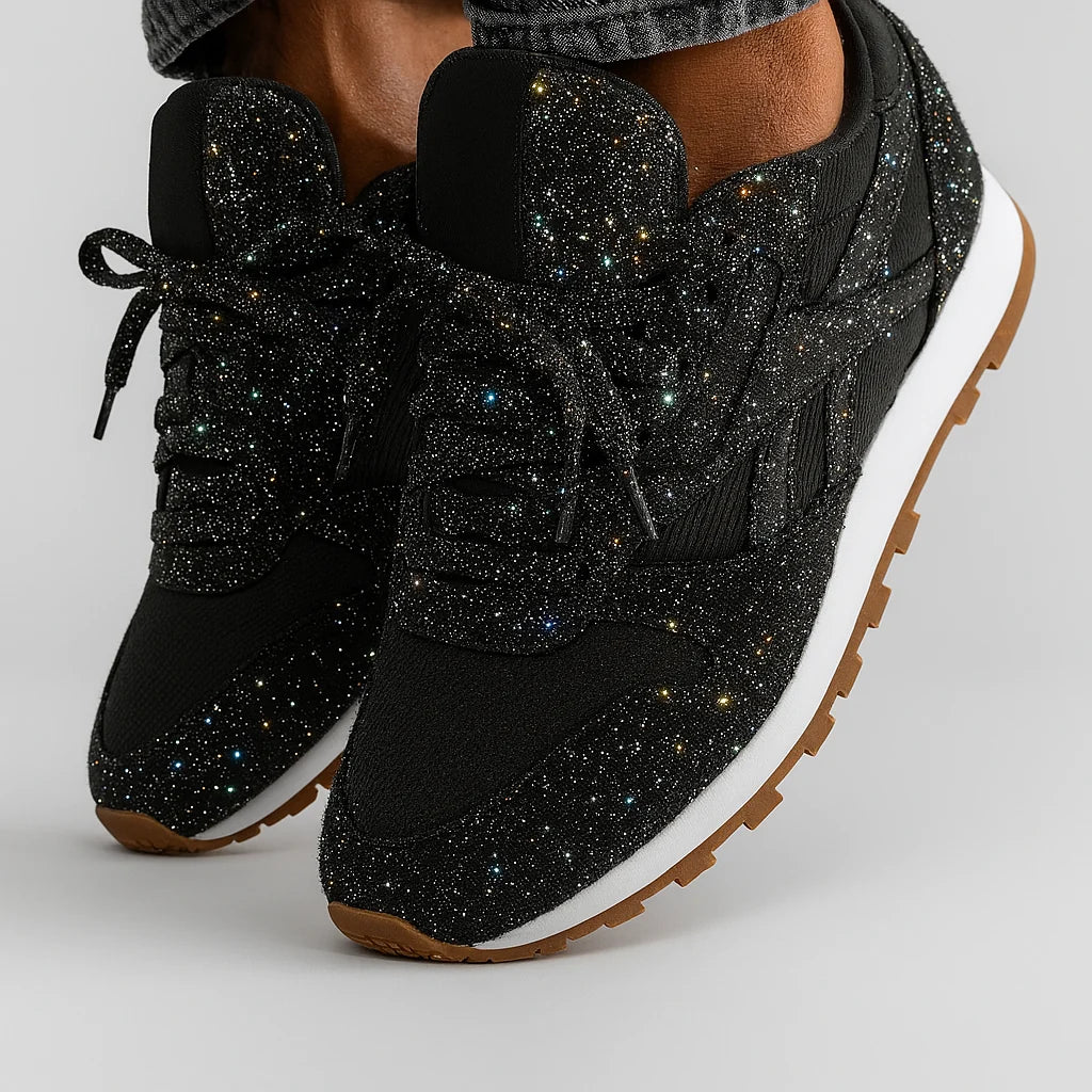 Sorte glittersneakers med snørebånd og tandet gummisål, glitrende overdel