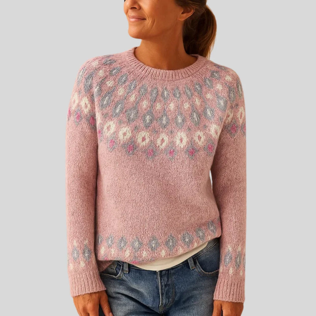 Strikbluse i rosa med rund hals, raglanærmer og farvet mønsterbort ved kant og ærmer