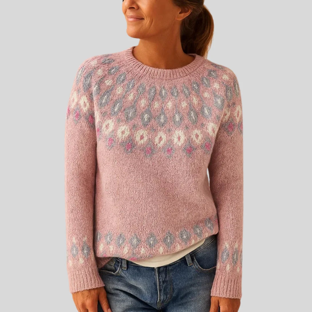 Strikbluse i rosa med rund hals, raglanærmer og farvet mønsterbort ved kant og ærmer