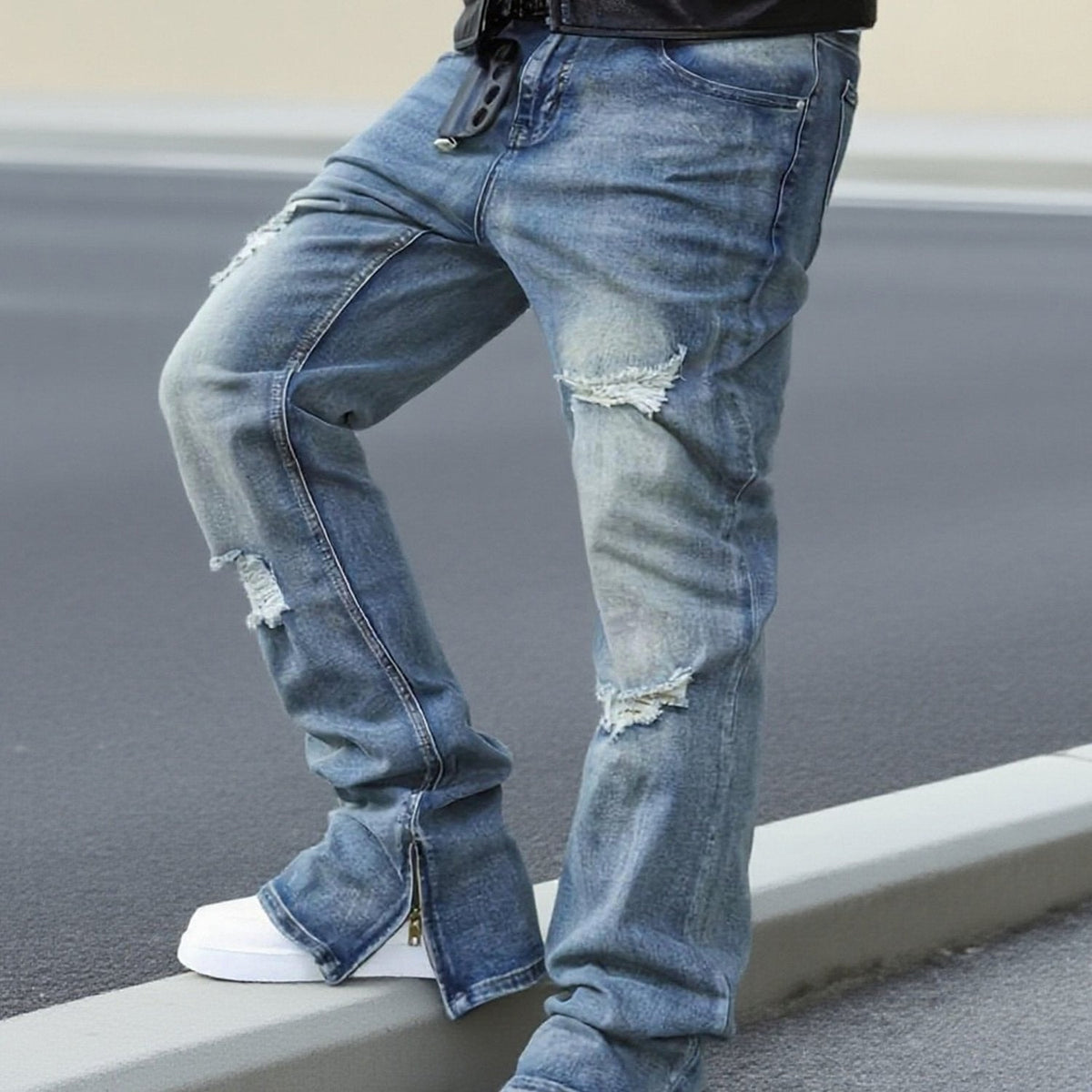 Easton afslappede jeans med lige ben i lyseblå denim, slidte knæ og flænger