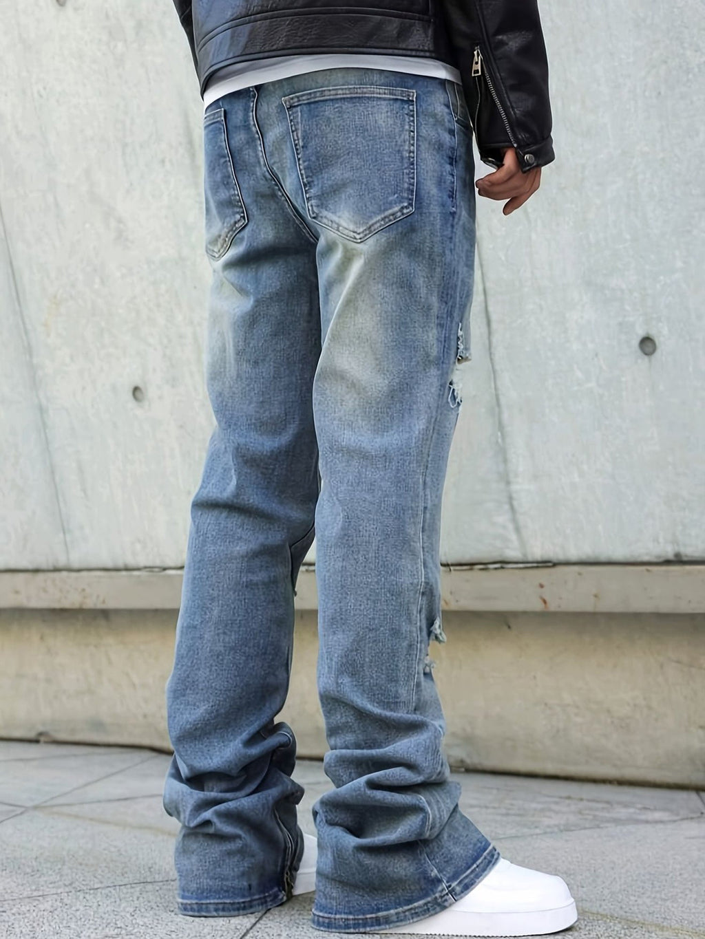 Afslappede jeans med lige ben, lyseblå vask, iturevet ved knæ og flænger på ben