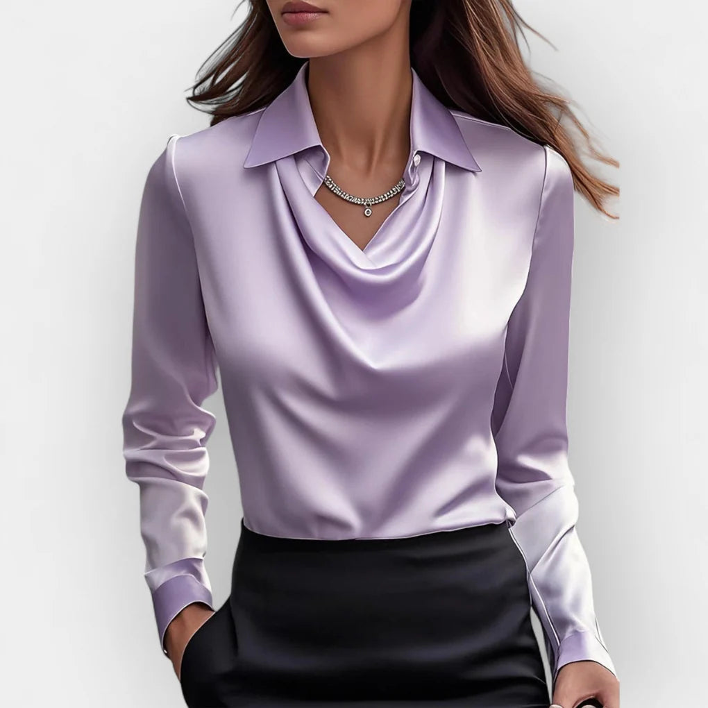 Satinsbluse med skjortekrave og draperet V-udskæring, langærmet, i lavendel.