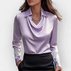 Satinsbluse med skjortekrave og draperet V-udskæring, langærmet, i lavendel.