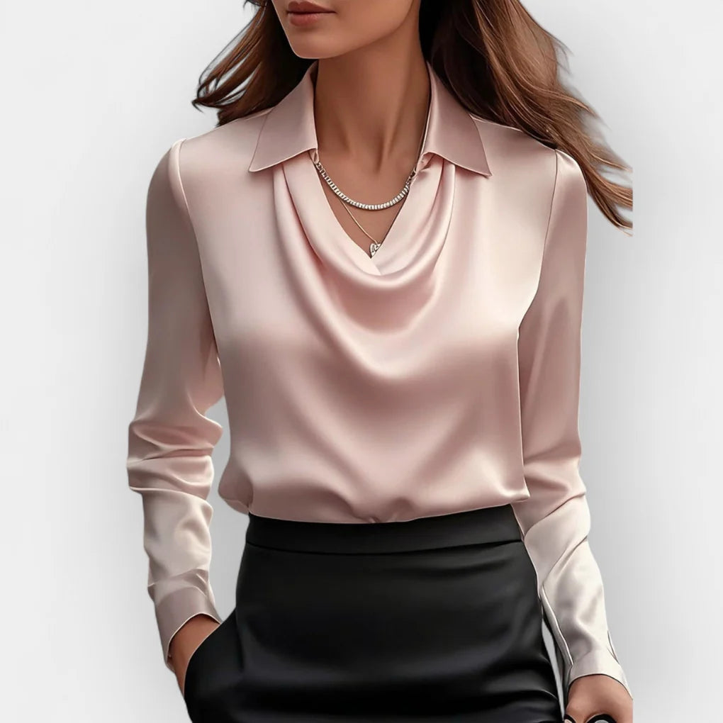 Satinsbluse med skjortekrave og draperet V-udskæring, langærmet, i lyserød/beige.