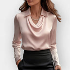 Satinsbluse med skjortekrave og draperet V-udskæring, langærmet, i lyserød/beige.
