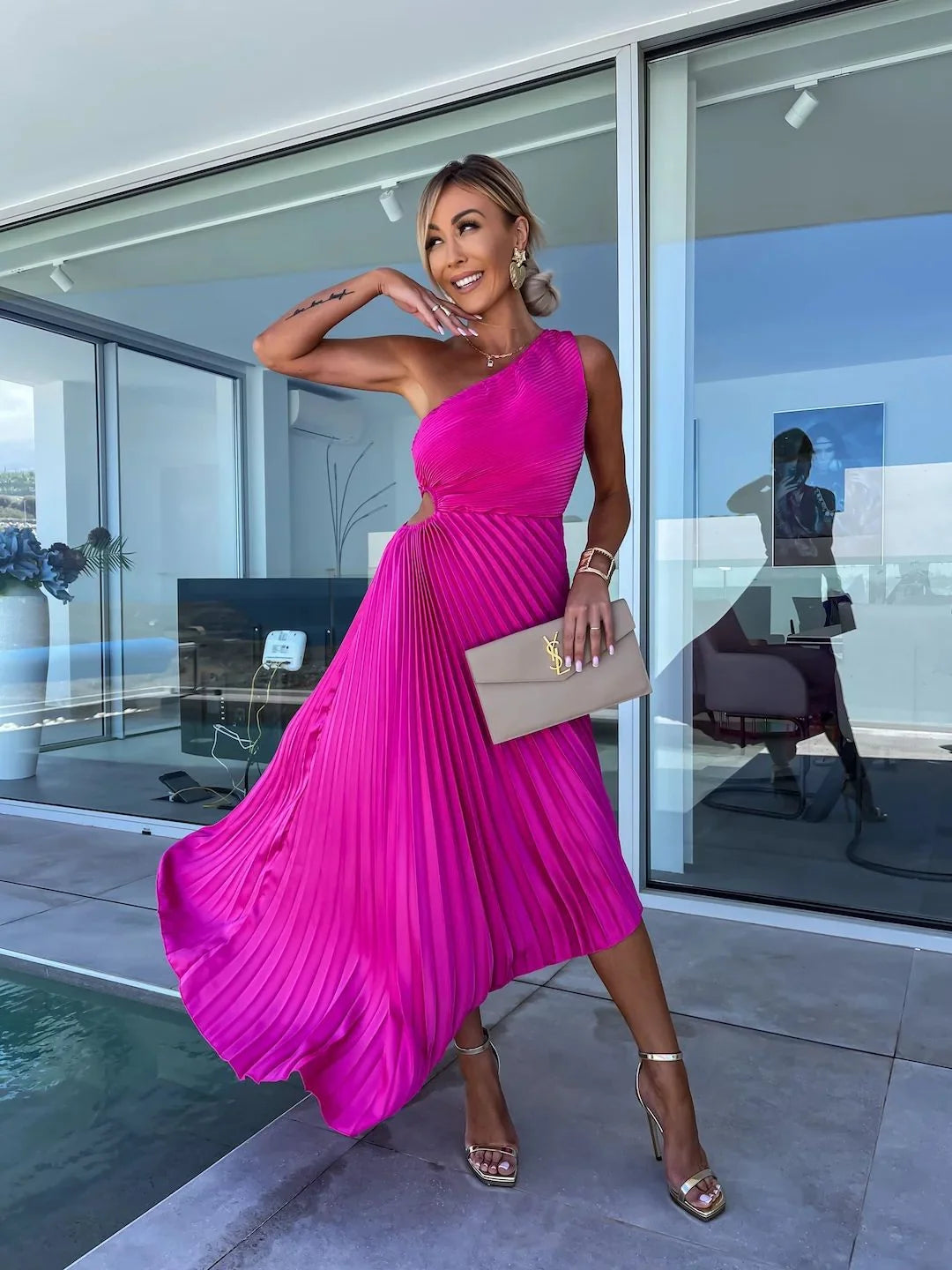 One-shoulder plissé-kjole i pink med asymmetrisk halsudskæring
