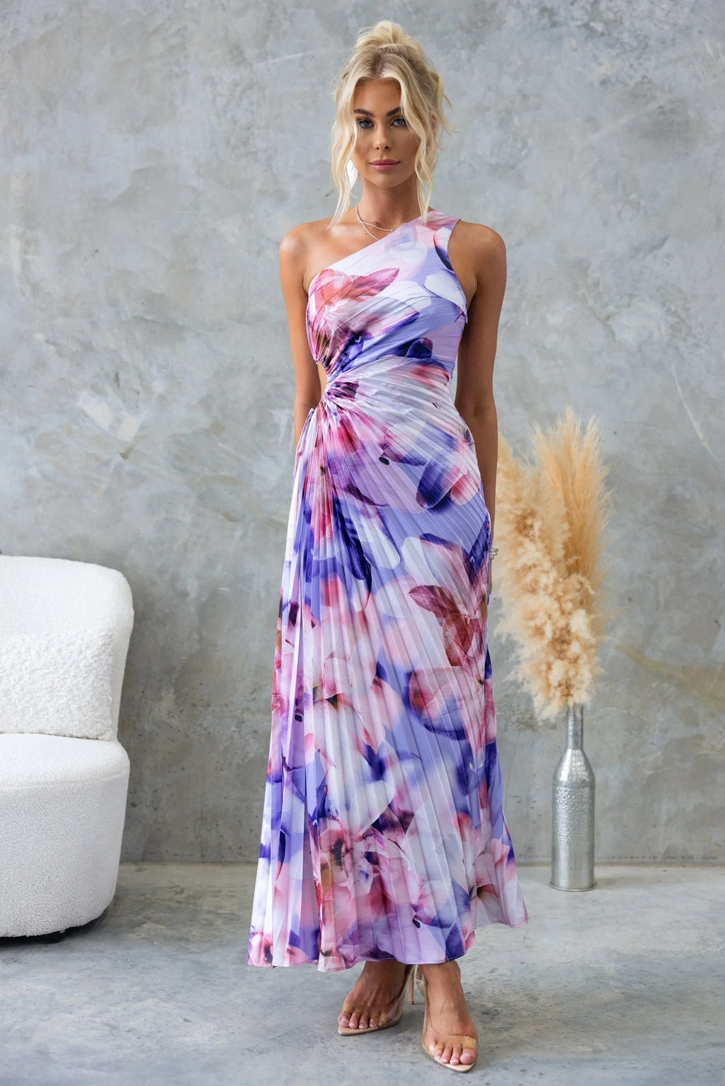Abelone one-shoulder plissé-kjole med rosa, lilla og blå farvemønster.
