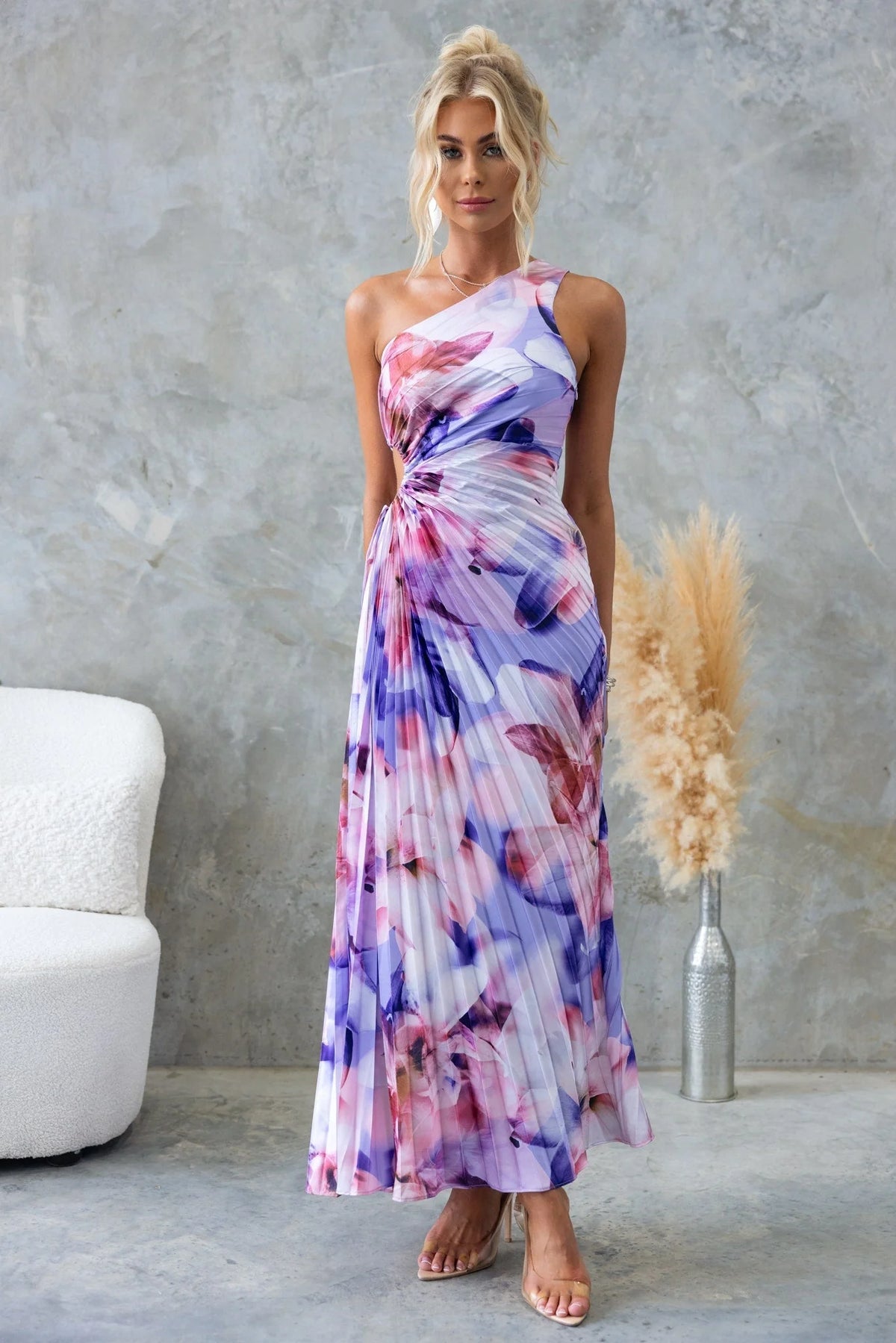 Abelone one-shoulder plissé-kjole med rosa, lilla og blå farvemønster.