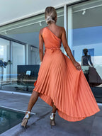 Abelone one-shoulder plissé-kjole i orange set bagfra med udskæring.